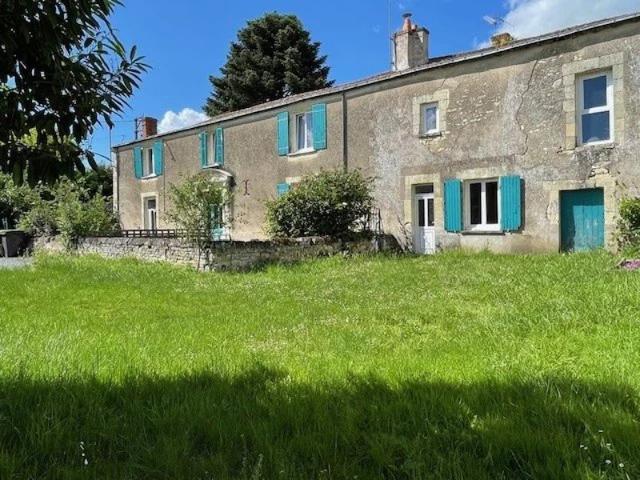 PROPRIETE AVEC DEPENDANCES ENTRE MONTREUIL BELLAY ET THOUARS