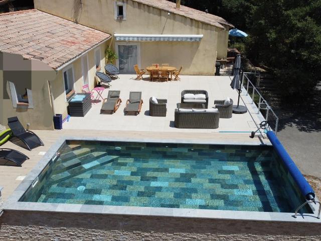 Propriété avec deux maisons, 69215m2 de terrain avec piscine