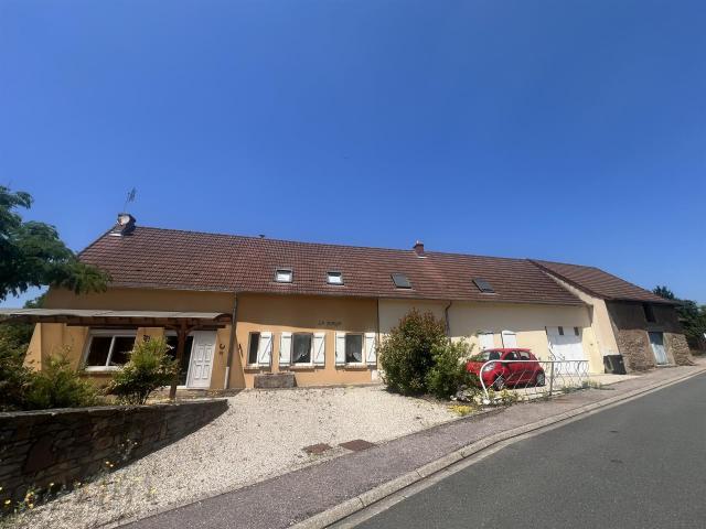 Propriété avec deux logements, cour et jardin 221m² Vendenesse lès Charolles