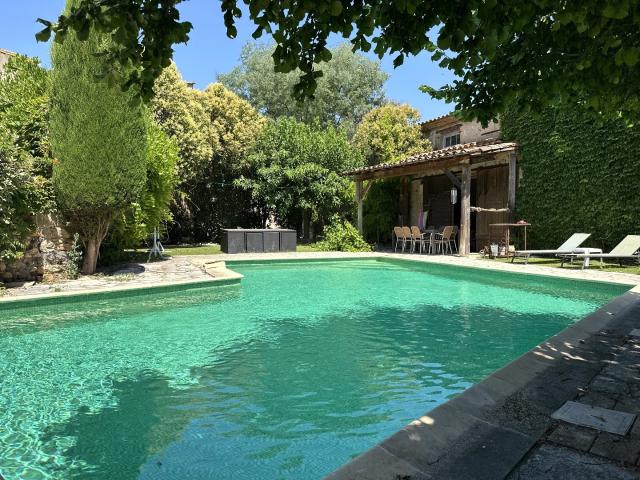 Propriété avec élégante maison de maître, piscine et ancien chai viticole