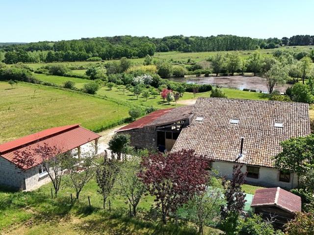 Propriété avec étang et 4,2 ha – Deux habitations modulables – Cadre naturel rare