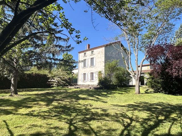 Propriété avec grange et parc arboré sur une parcelle de 4.2