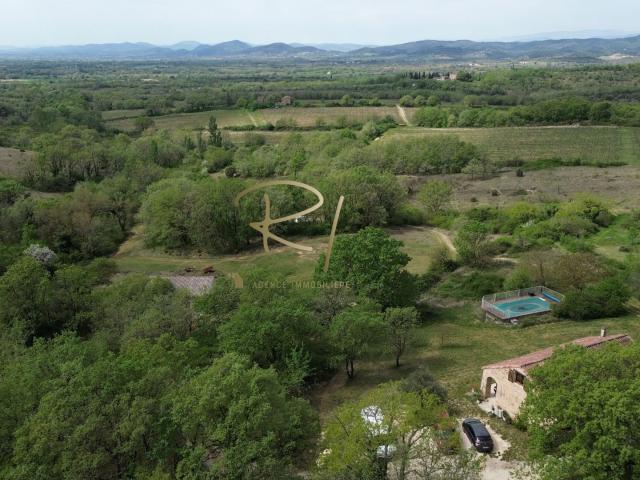 Propriété avec habitation, hangar et 2,7 ha d’un seul tenant. 116m² Barjac