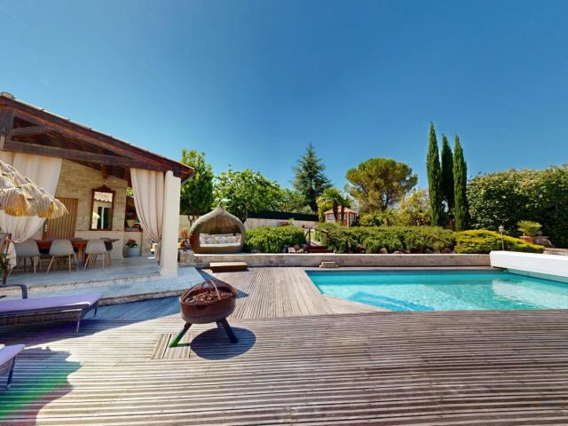 PROPRIETE AVEC JARDIN, PISCINE, SAUNA ET DEPENDANCE