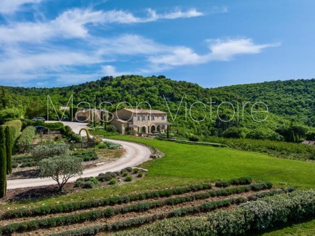 Propriété avec jardin, vue panoramique, piscine et ruine
