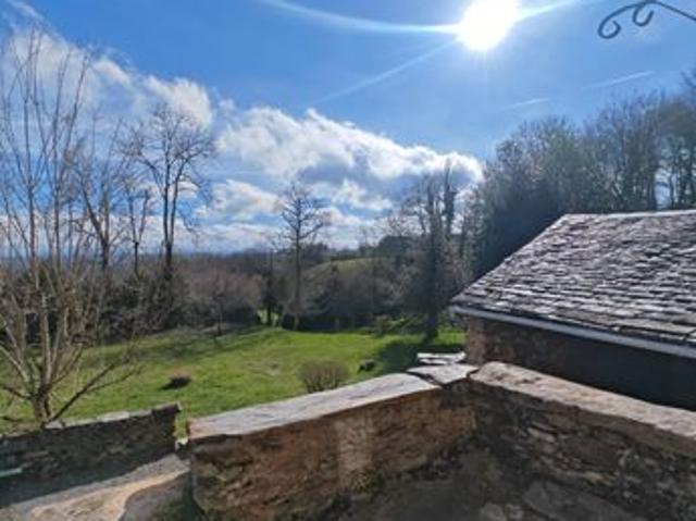 Propriété avec maison dépendances et terrains