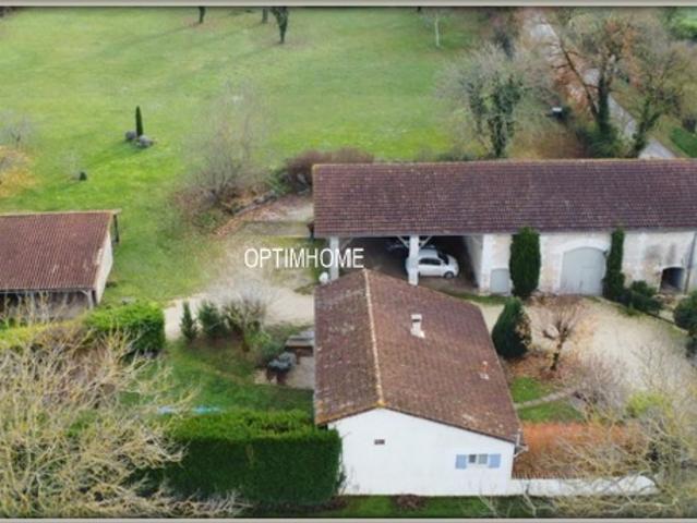Propriété avec maison d'habitation +gîte + nombreuses dépendances + grand terrain