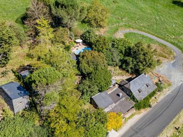 Propriété avec maison d'habitation, gîte, restaurant et piscine