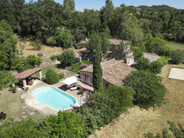 Propriété avec maison d'invités, piscine et parc