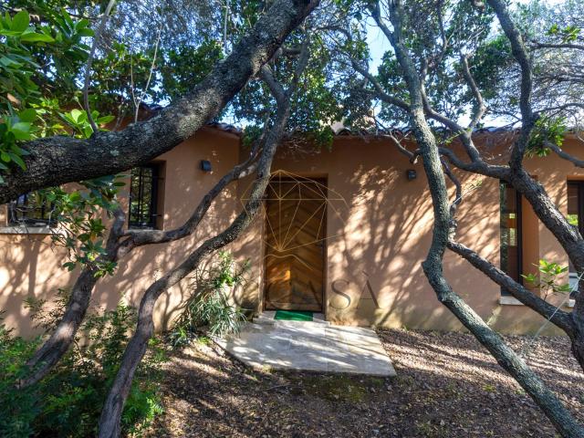Propriété avec maison principale et dépendance sur terrain d. 184m² Figari