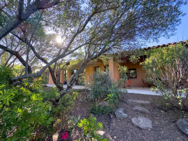Propriété avec maison principale et dépendance sur terrain d. 184m² Figari