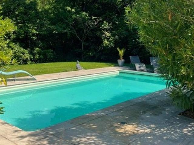 Propriété avec piscine chauffée et cadre privilégié