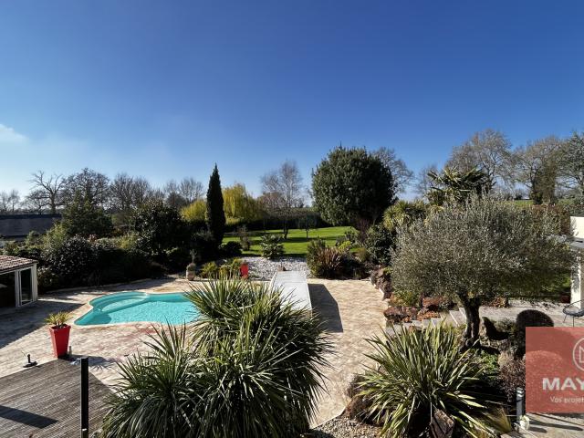 Propriété avec piscine couverte/chauffée