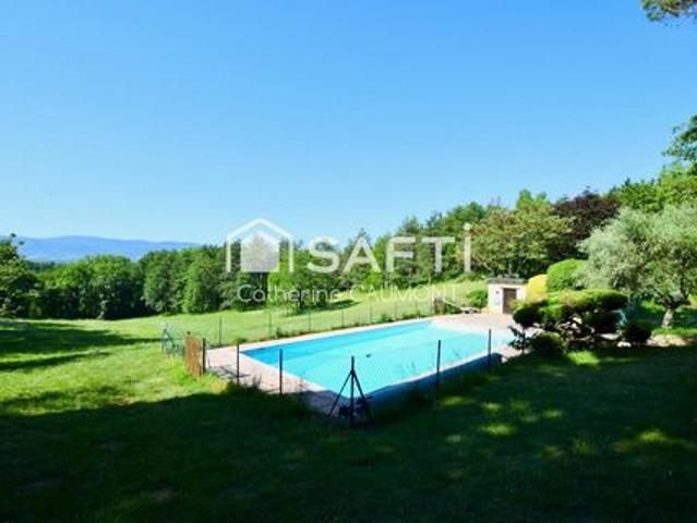 Propriété avec piscine dans un écrin de verdure