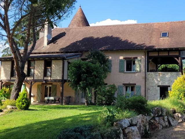 PROPRIETE AVEC PISCINE ET GITES