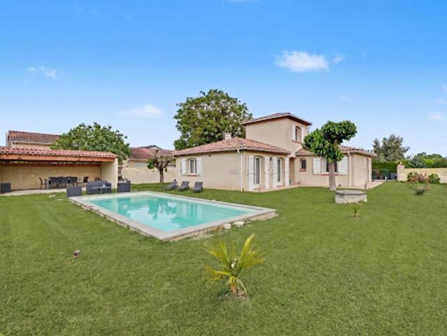 Propriété avec piscine et jardin