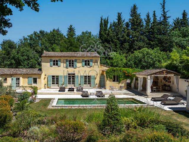 Propriété avec piscine et jardin