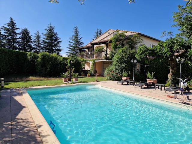 Propriété avec piscine et jardin