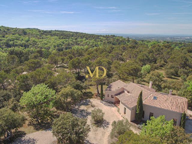 Propriété avec piscine et jardin