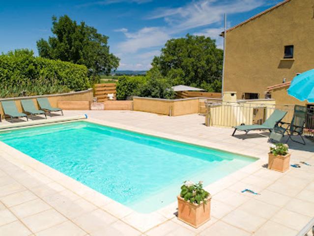 Propriété avec piscine et jardin