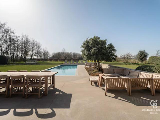 Propriété avec piscine et jardin