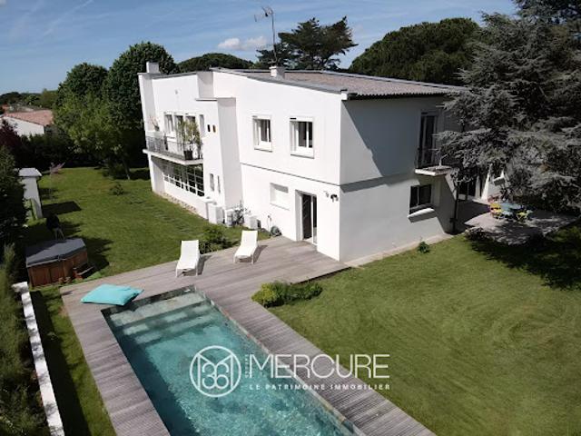 Propriété avec piscine et jardin