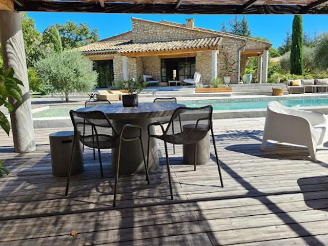 Propriété avec piscine et jardin
