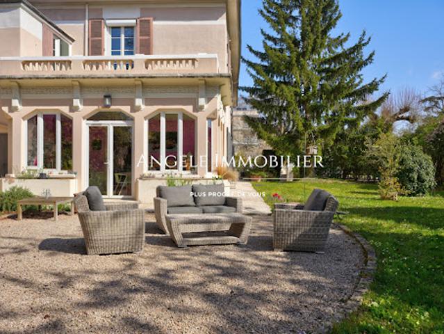 Propriété avec piscine et jardin