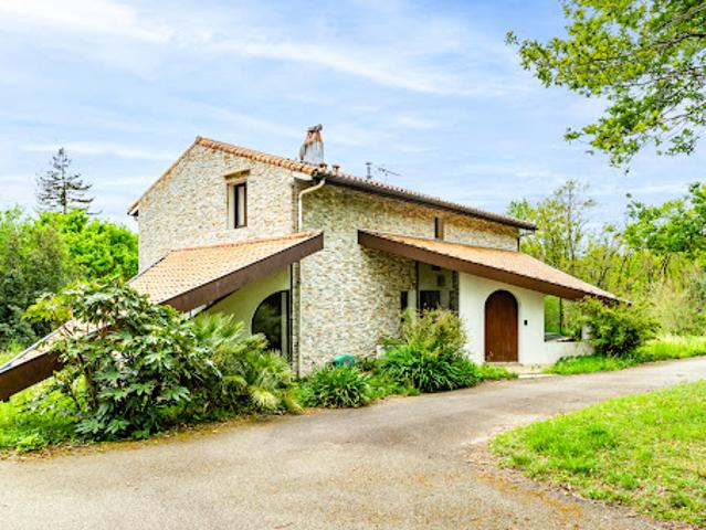 Propriété avec piscine et jardin