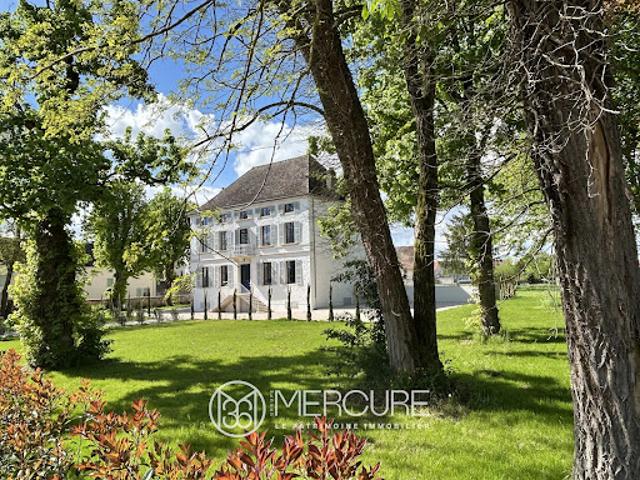 Propriété avec piscine et jardin