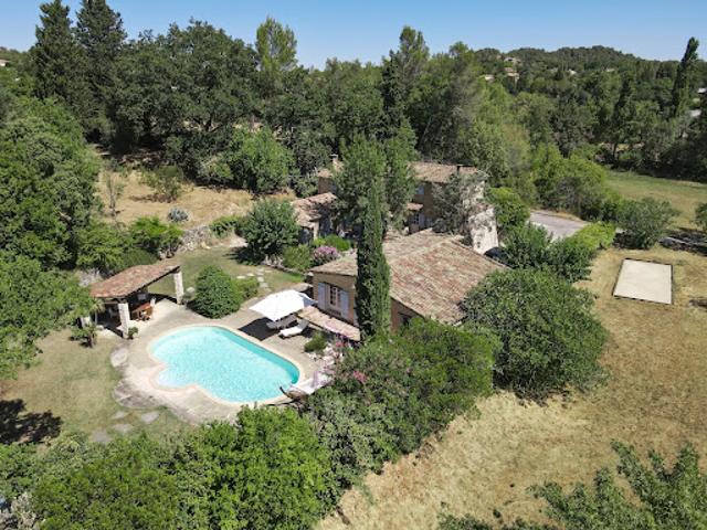 Propriété avec piscine et jardin