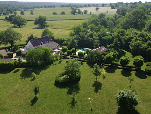 Propriété avec piscine et jardin