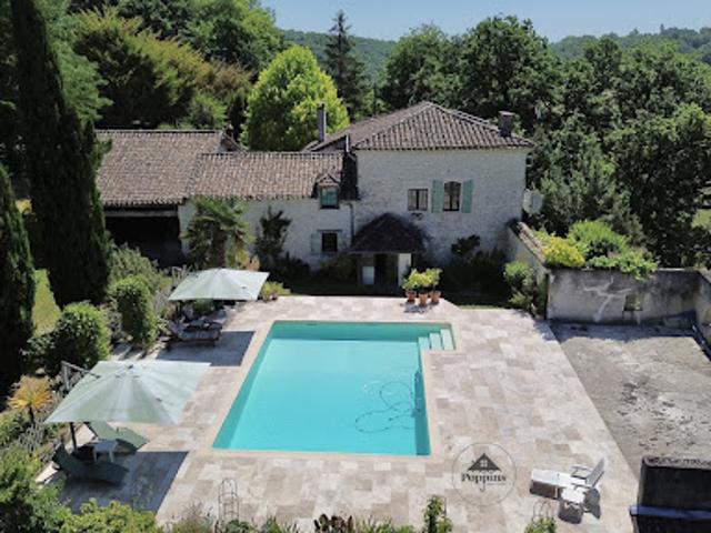 Propriété avec piscine et jardin
