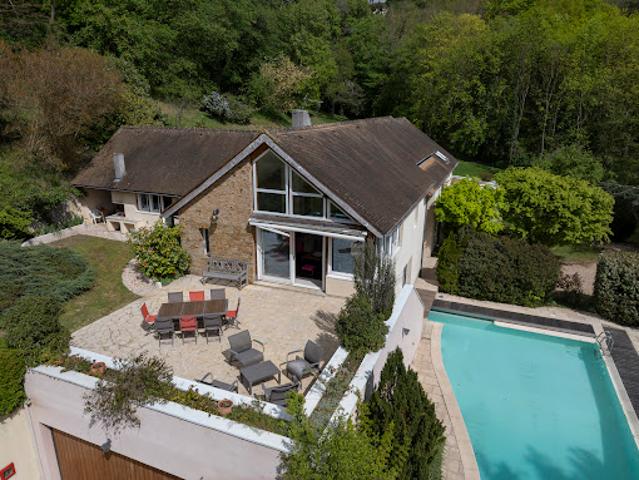 Propriété avec piscine et jardin