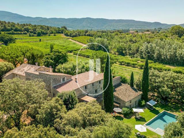 Propriété avec piscine et jardin