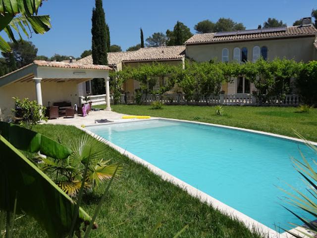 Propriété avec piscine et jardin