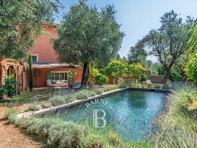 Propriété avec piscine et jardin