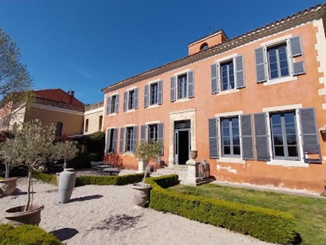 Propriété avec piscine et jardin