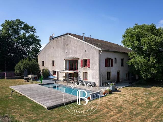 Propriété avec piscine et jardin