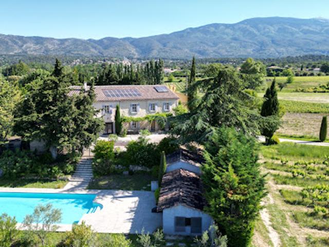Propriété avec piscine et jardin