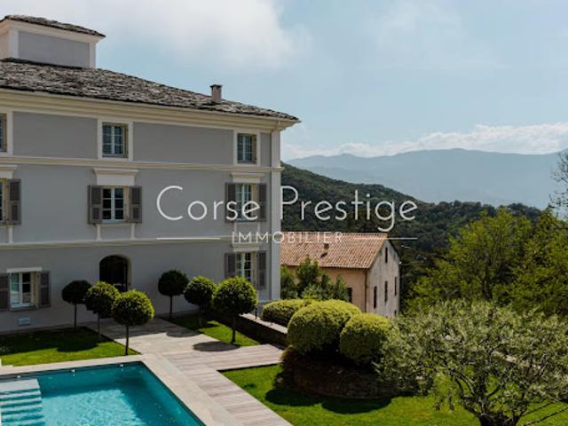 Propriété avec piscine et jardin