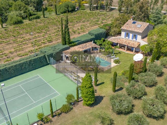 Propriété avec piscine et jardin