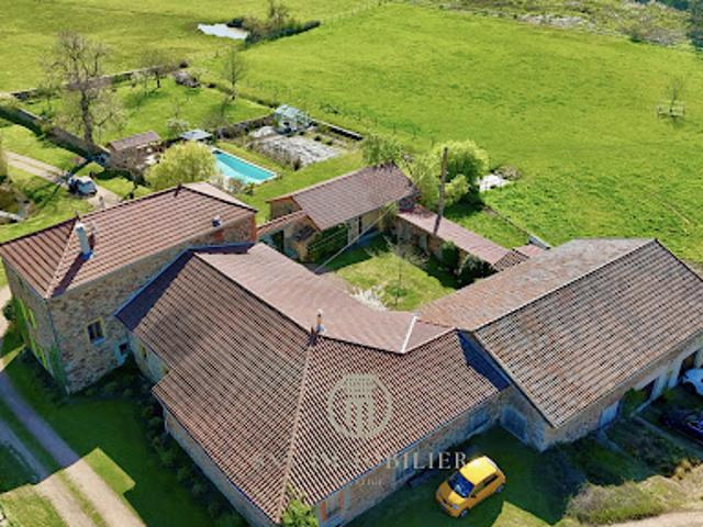 Propriété avec piscine et jardin