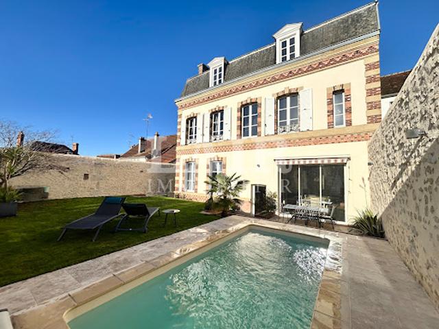 Propriété avec piscine et jardin
