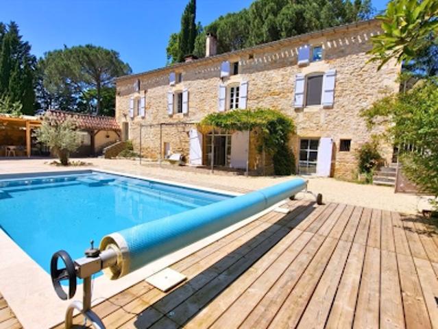 Propriété avec piscine et jardin