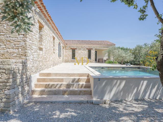Propriété avec piscine et jardin