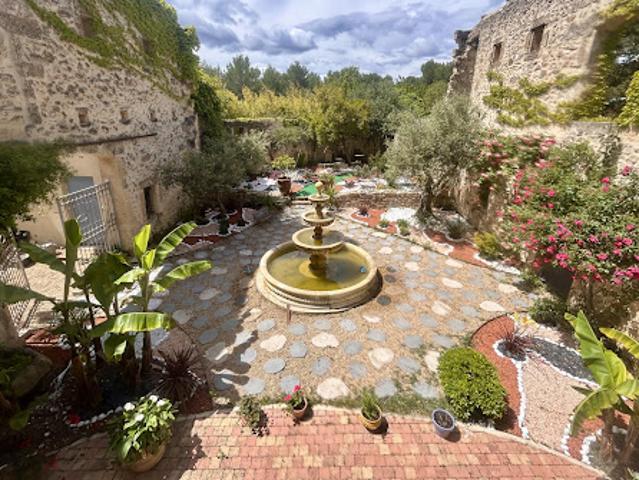 Propriété avec piscine et jardin