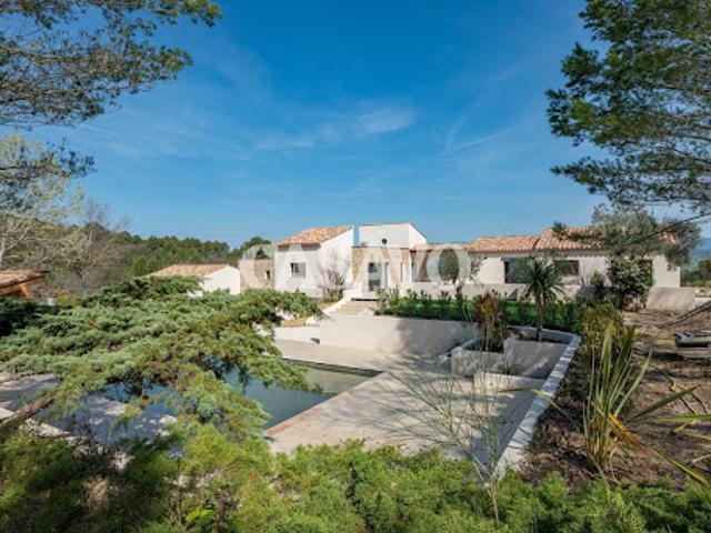 Propriété avec piscine et jardin