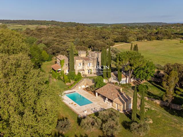 Propriété avec piscine et jardin