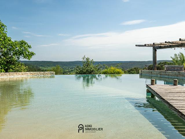 Propriété avec piscine et jardin